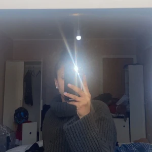 Stickad polo - Skitsnygga stickad tröja från bikbok knappt använd så i nyskick nypriset är 399 och tröjan är i storlek S skickas mot fraktkostnad eller hämtas!Priset kan diskuteras 