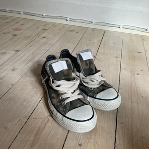 Ovanliga Converse från 2013 - Converse Chuck Taylor Ox - Grape leaf camo från 2013.   Sparsamt använda och närmast nyskick. Köpte dessa vid release men de har nu stått på hyllan orörda i snart 9 år.   Katt finns i hemmet.