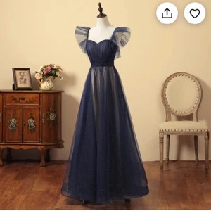 balklänning! - Intressekoll på min prinsess balklänning :)              Endast testad! OANVÄND                                                           Kanske hittat en annan så ser om det är någon som är intresserad av denna! Köpt på etsy så svår att hinna få tag på innan balen! Kan passa ca XS-M då det är snörning där bak! Jag är ca 160 och den är ungefär 4 cm från marken! Ser ut exakt som på bilden fast lite ljusare blå i solen!  Kan mötas upp i gbg eller stockholm under lovet annars frakt! 