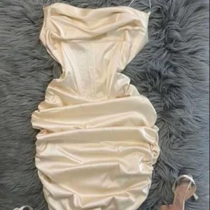 Satin klänning  - Den är ganska skön o sitter bra, jag säljer den pågrund av att råka beställa 2 st 💛 skriv privat för bild. Det har blivit budgivning på klänningen och just nu ligger det 210kr