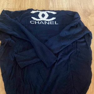 Stickad chaneltröja - Stickad chaneltröja (ej äkta) aldrig använd. Bilden visar den inte rättvis. Köparen står för frakten