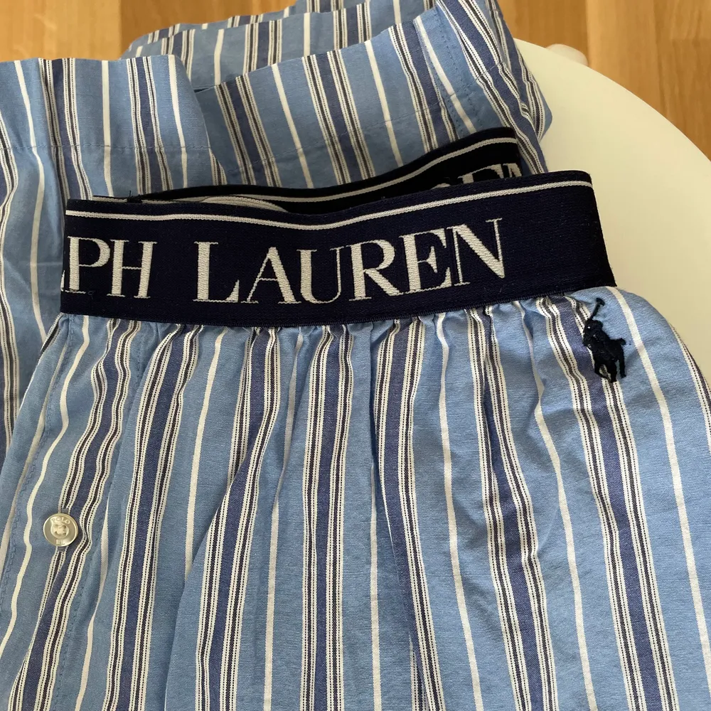 Oanvänt pyjamas set från Ralph Lauren. Skjorta + shorts. . Skjortor.