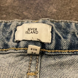 River island jeans - Blåa jeans, mjuka och bra skick, aldrig använts, må va tight runt höfterna, inte så töjbart tyg
