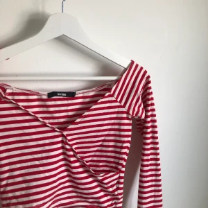 Söt randig topp! - En randig croppad topp från Bikbok i storleken xs! Den har tyvärr blivit lite för liten för mig.