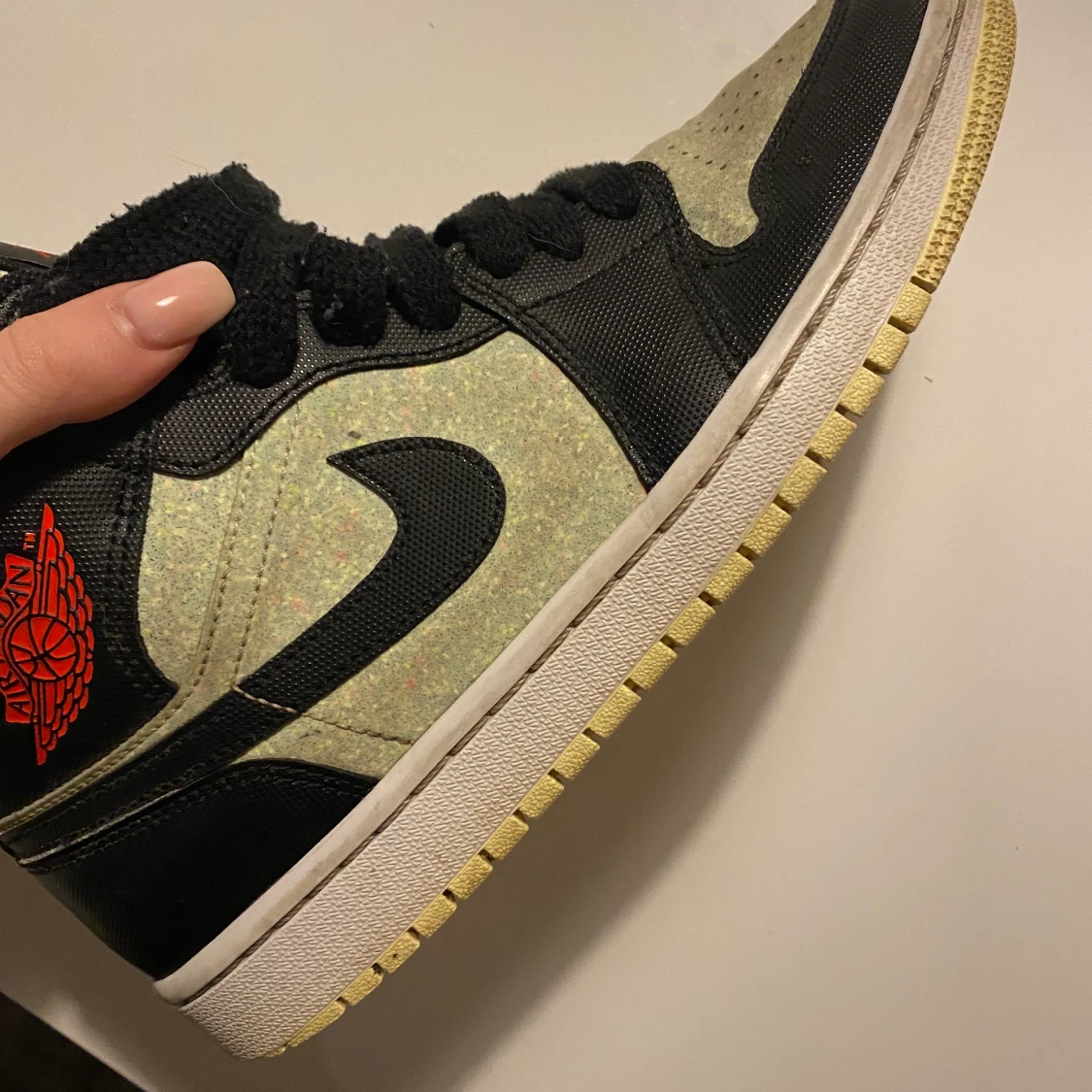 Jordan 1 mid barely volt - 91