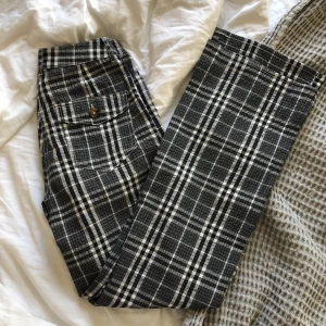 Rutiga raka byxor från asos - Storlek 36, high waist, svart/vit/gråa. Bra kvalitet och skick (aldrig använda) tighta i modellen så skulle säga att de passar mer som storlek 35. Tunna så passar på sommaren, raka ben. Djupa fram- och bakfickor 