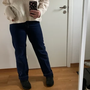 Zarajeans - Jättefina o sköna jeans från Zara i en mörkblå tvätt. Andra bilden är inte samma design på jeansen men samma färg i ett bättre ljus. Frakten bestämts vid frakt-tillfället och kan variera pga stlk o vikt