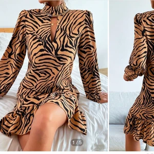 Klänning - Klänningen är köpt från shein och är aldrig använd pga av att den är för liten. Men annars superfin🤩 kostnaden för frakten är inte förbestämt utan de får man se vi frakten (beroende på hur mkt de väger Elr hur stort paketet är)