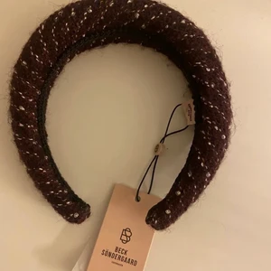 Diadem - Säljer mitt as trendiga diadem från Beck söndergaard, (lånade bilder) köpt här på plick men aldrig använt. Super fint skick (typ ny) skriv om ni vill ha fler bilder💗💗💗 ny pris 200kr