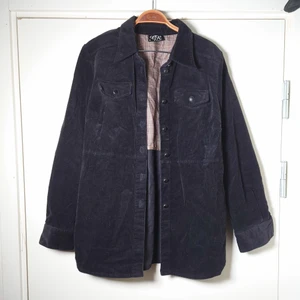 Manchester-jacka - Tunn svart jacka i manchester. Kan också has inne som kavaj/kofta🌱