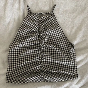 Zara topp - Populär zara topp i nyskick, använd vid ett tillfälle!💕