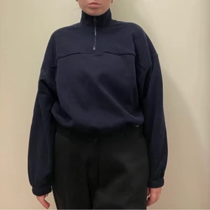 Tröja  - Croppad tröja från weekday. Storlek M