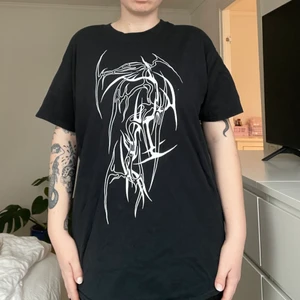 Tshirt med abstrakt print  - Ascoolt print, köpt av tatueraren canvas Calle! Sparsamt använd 