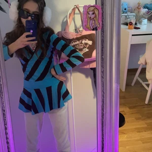 Söt långärmad tröja 💖 - Så fin långärmad tröja med gullig volang nertill ❤️