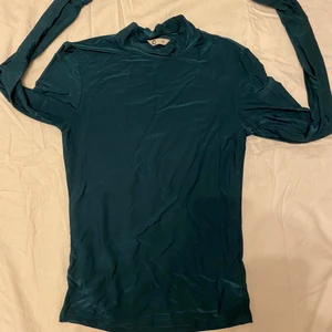 Grön polo - Glansig grön polo som är använd enstaka gånger 