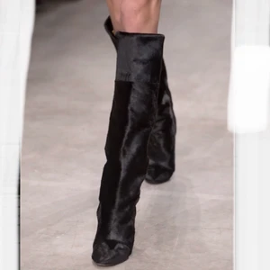 Isabel marant boots - Högklackade isabel marant boots, har fått aldeless för lite användning för dem så vill nog sälja dem🥺 de är i kalv päls, enkla att gå i (enligt mig) och i toppen skick 😊