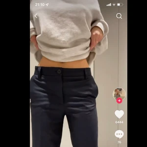 Lågmidjade kostymbyxor - Helt oanvända kostymbyxor zara. De är lågmdjade och har en slits vid foten. Har sytt upp byxorna för att passa någon som är ca 160 med de är enkla att ta ned om man skulle vilja ha de längre. Likadana kostymbyxor som Alva Blomdahl  har på bilderna🙌🏼.  Om flera är intresserade startar jag en budgivning💕