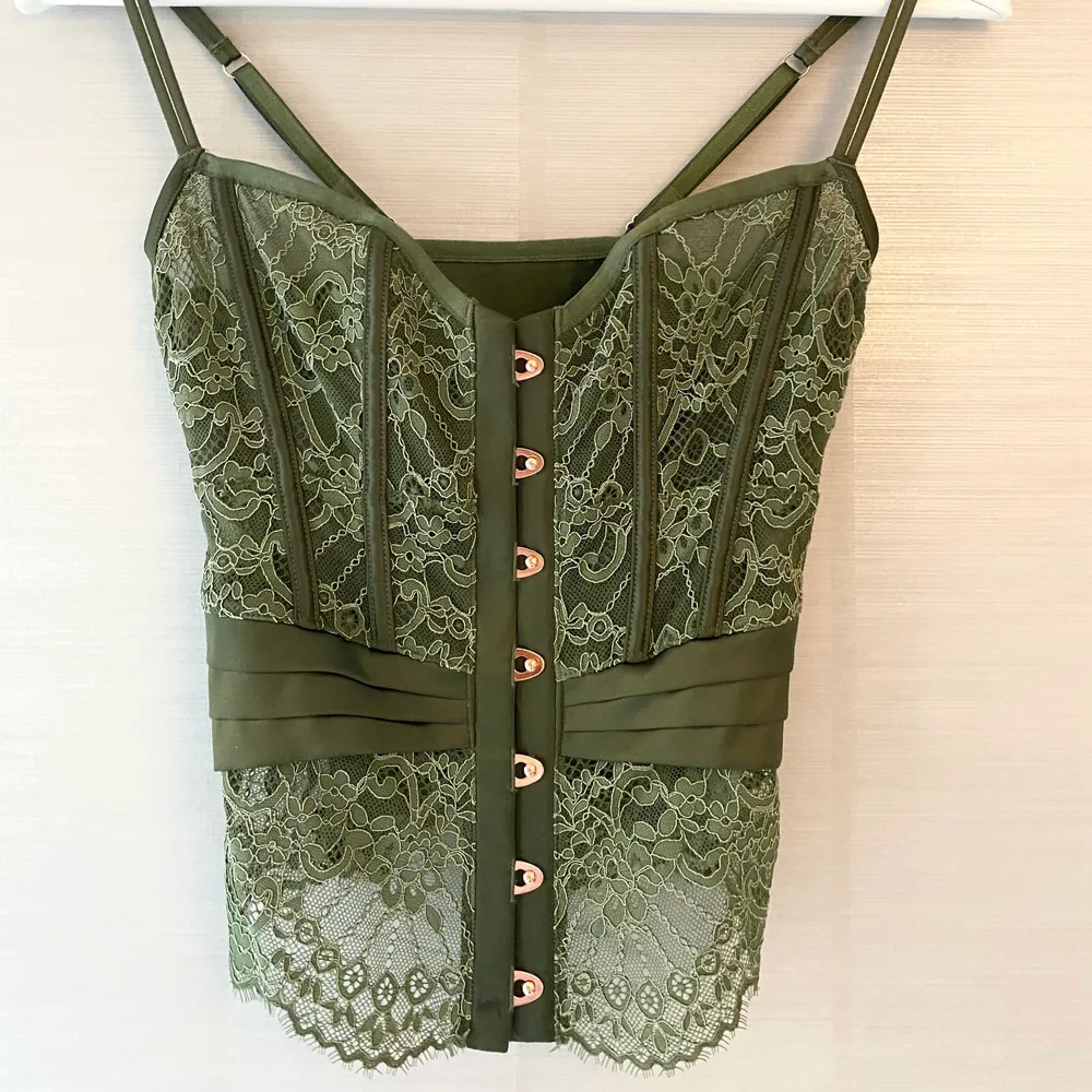 En vacker corset top köpt på hunkemöller. Aldrig använd för är tyvärr för liten för min byst 😆 storlek 70D med justerbara band bak och knäppen framtill. Köpt för 800kr men säljer för 300kr. Fri frakt! . Toppar.