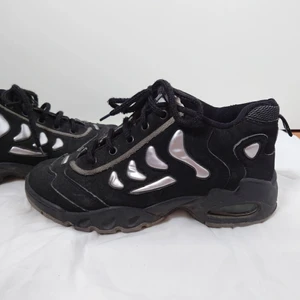 Svarta skor - Rejäla svarta "sport"skor med silverdetaljer, tunga!🌱