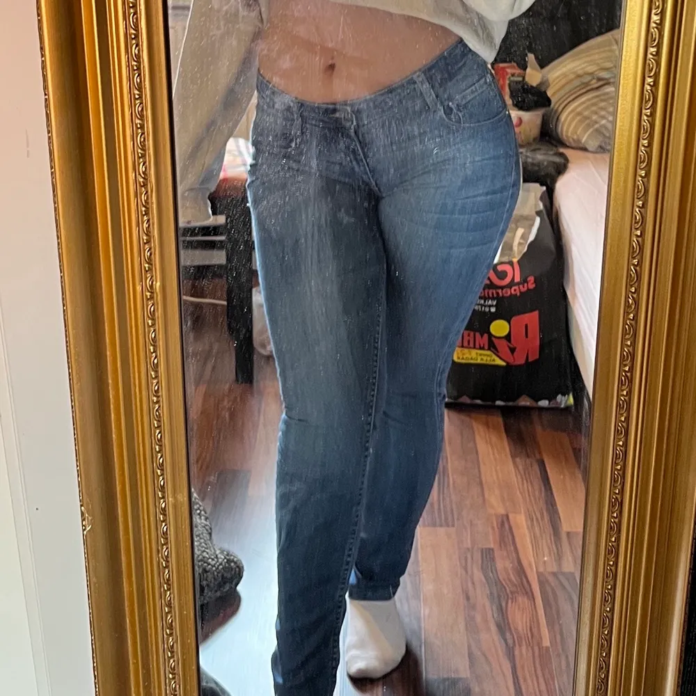 Super fina Levis jeans, lågmidjade säljer pågrund av att jag tycker dem sitter lite för tight på mig som är M byxorna passar xs-liten m använda 2 gånger vet inte modell tuvärr! Pris diskuteras!. Jeans & Byxor.