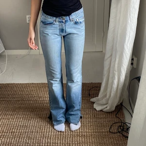 Lågmidjade jeans - Säljer mina favorit jeans som inte längre kommer till användning😫jag är 175 och när vanligtvis 34 i zara jeans💗 postar spårbart 66kr💗