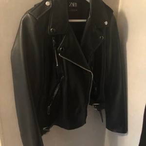 Zara skinnjacka  - Jacka i skinnimitation, Aldrig använd strl m passar xs-s om man vill ha den lite oversize 