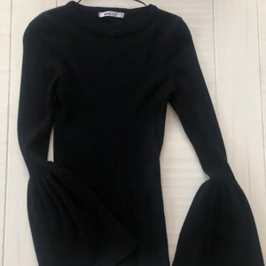 Svart tröja - Stretchig långärmad tröja ifrån Gina Tricot, storlek XS. Tröjan är i väldigt bra skick, nästan som ny. 💙 