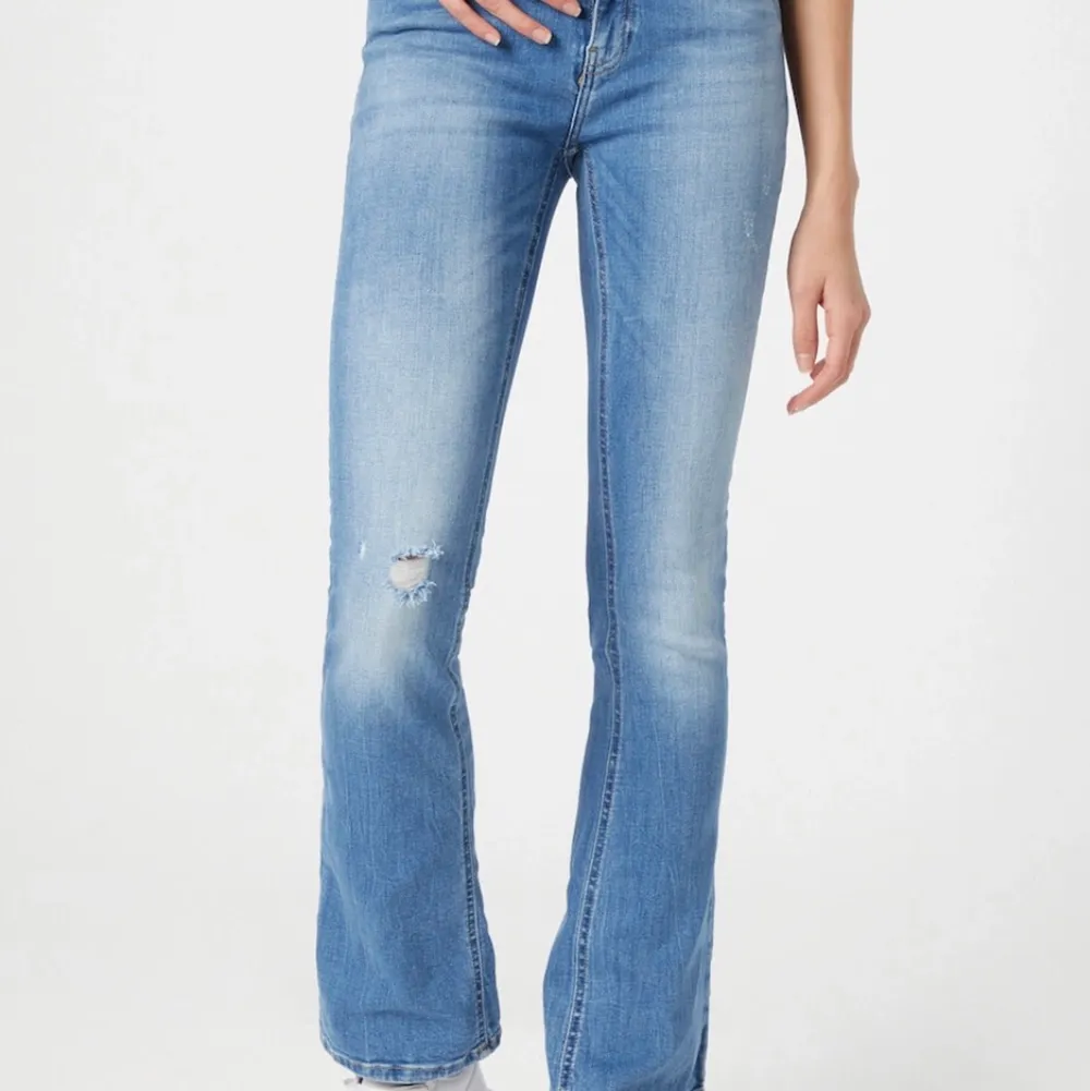 Säljer dessa skitsnygg mid Rise jeans från only. Dem är inte så blåa som på bilden och har slits. Dem är stretchiga material och helt nya Max använd två gånger. Passar allt från 32-36 då dem är VÄÄLDIGT stretchiga. Om få intresserade kan pris diskuteras annars blir det budgivning📦💕. Jeans & Byxor.
