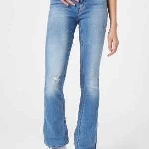 Only mid rise flare jeans - Säljer dessa skitsnygg mid Rise jeans från only. Dem är inte så blåa som på bilden och har slits. Dem är stretchiga material och helt nya Max använd två gånger. Passar allt från 32-36 då dem är VÄÄLDIGT stretchiga. Om få intresserade kan pris diskuteras annars blir det budgivning📦💕