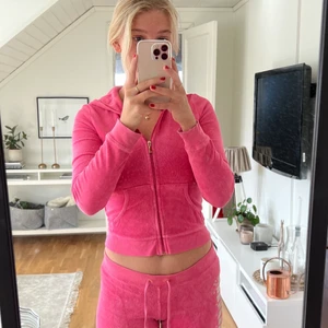 Rosa juicy couture kofta Xs/S - Säljer min rosa juicy couture i mycket bra skick! Osäker på storlek men den är inte större än S.
