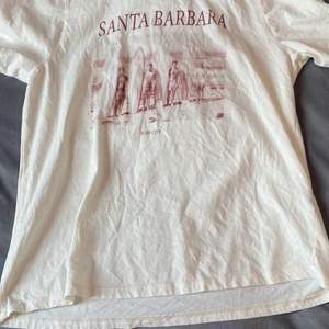 T-shirt från Gina tricot i storlek L, knappt använd och är i bra skick🤎