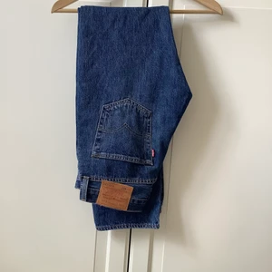 Levis 501 29 32 - Säljer ett par jätte fina levis 501 helt i ny skick aldrig använda storlek 29 32 ny pris 1200kr säljer dem för 250kr🎈