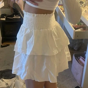  Vit Volangkjol  - En jättefin vit volangkjol som jag aldrig använt då jag inte tycker att jag passar i den, för det pr inte min still💞 