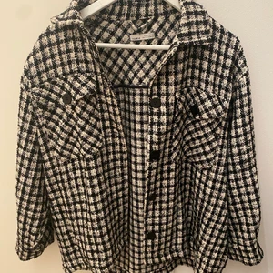 Jacka  - En jättefin vårjacka från pull and bear, storlek S men inte alls liten i storleken så skulle säga allt från XS-M 