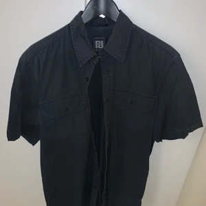 Skjorta - Eventuell frakt står köparen för 🥰 vid frågor eller intresse skicka ett DM 