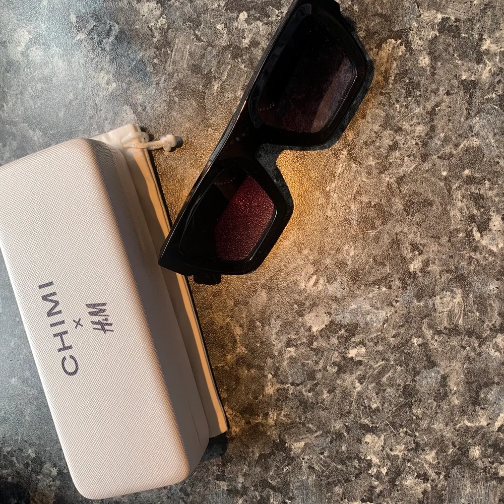 Kollar intresse på dessa Chimi x HM solglasögonen som är limited edition så de går inte att köpa längre. Knappt använda så de är som nya💗 . Accessoarer.