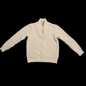 Stickad/virkad quarter zip up - Stickad/virkad quarter zip ip från zaras herravdelning i stl M. Har bara en liten upplöst tråd på armen som visas närmare på andra bilden.