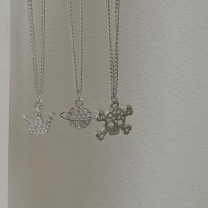 Halsband  - Hängeshalsband BLING 50kr/st Ca 43,5cm långa Frakt på 15kr tillkommer✨🤩