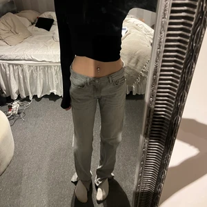 Lågmidjade jeans - De populära Lågmidjade jeansen från Gina tricot! Fint skick har gjort en egen slits nertill!