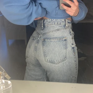 Blåa Zara Jeans - Stolek 38, är 168 - passar bra i längden (går att klippa av) använda fåtal gånger. Jeansen + frakt 250kr🤍
