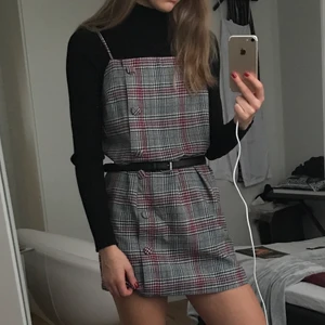 Rutig klänning  - Grå rutig klänning med röda o vita detaljer från ASOS :) säljer på grund av att den är för kort för mig. Knappt använd. Köparen står för frakt. Hör gärna av dig för mer info eller bilder 🥰