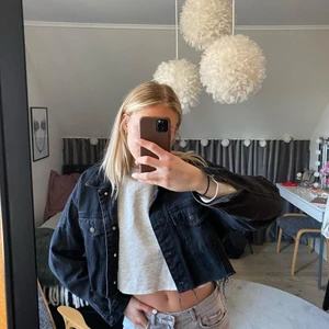 Jeansjacka  - As go Croppad jeansjacka som passar perfekt nu till våren eller sena sommarkvällar 