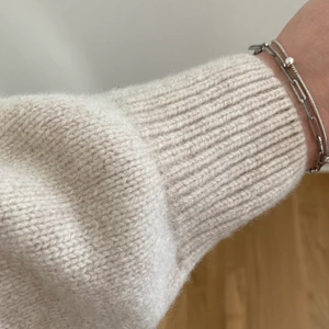 Stickad vit märkeströja  - Gjord på lammull, från Dobber, står storlek L men passar S-M. Knappt använd