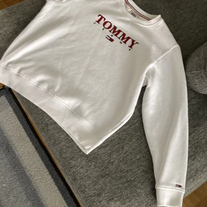 Tommy jeans - Fin tröja i fint skick passar för tjejer eller barn storlek L men är väldigt liten 