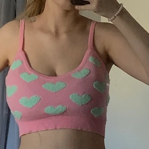 Rosa stickat linne - Ett jättefint rosa stickat linne med blå hjärtan på💖 helt oanvänt! Endast 100kr så ingår frakten