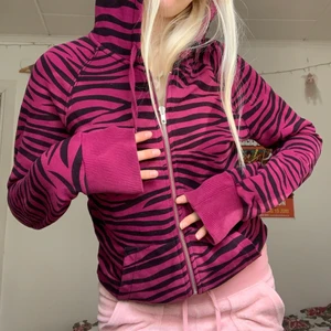 Hoodie - Rosa/lila zipup hoodie med zebra mönster!