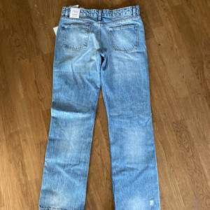 Nyinköpta zara jeans i modellen: straight. Aldrig använda
