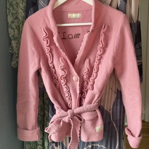 Odd Molly Kofta - Rosa kofta från Odd Molly. Detaljer framtill med band i midjan. Oddmolly skrivet på ryggen. Använt skick. Storlek 1 motsvarar S 