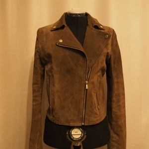 Läderjacka i mocka - Bikerjacka i mocka i bra skick, utan defekter. Stradivarius, storlek S/36.