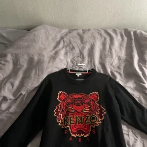 Kenzo Tröja - Säljer denna fina kenzo tröja pga dene för liten för mig i Stolek S köpte denna för ca 2 år sen för 2699kr ganska sällsynt modell kan gå ner vid snabb och smidig affär 
